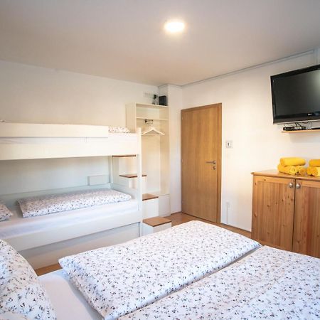 Pritlicni Apartma Hribovc Z Atrijem ครานสกา โกรา ภายนอก รูปภาพ