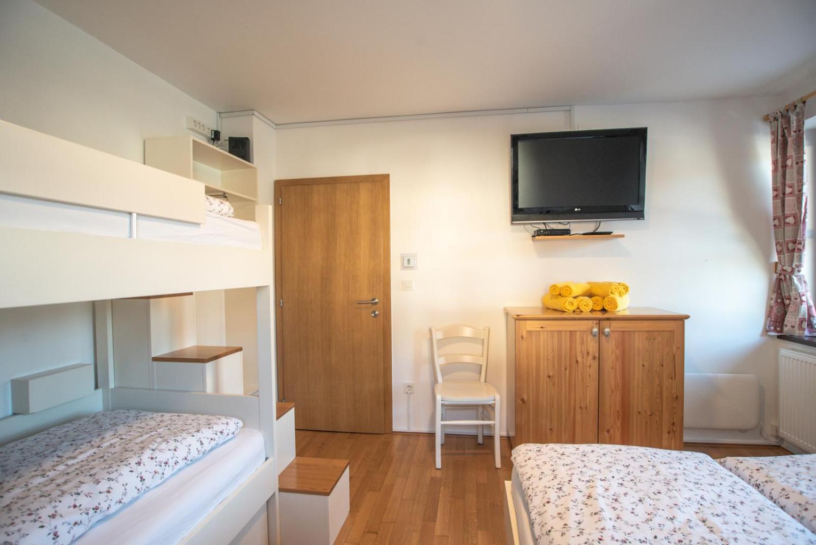 Pritlicni Apartma Hribovc Z Atrijem ครานสกา โกรา ภายนอก รูปภาพ