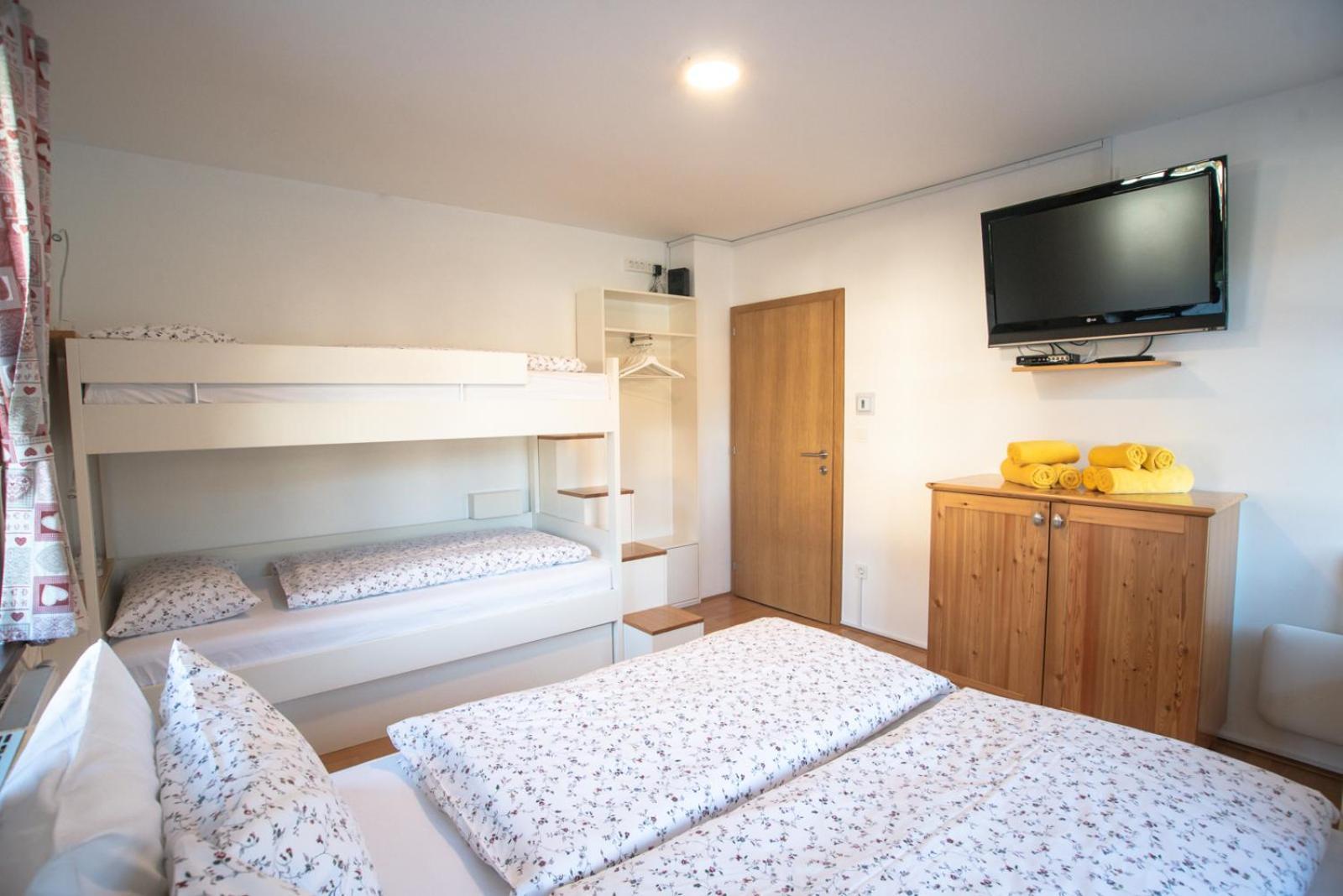 Pritlicni Apartma Hribovc Z Atrijem ครานสกา โกรา ภายนอก รูปภาพ