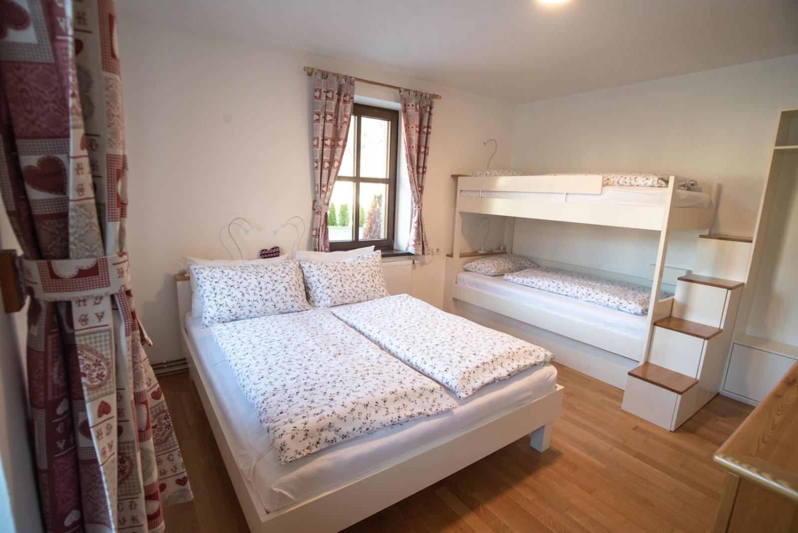 Pritlicni Apartma Hribovc Z Atrijem ครานสกา โกรา ภายนอก รูปภาพ